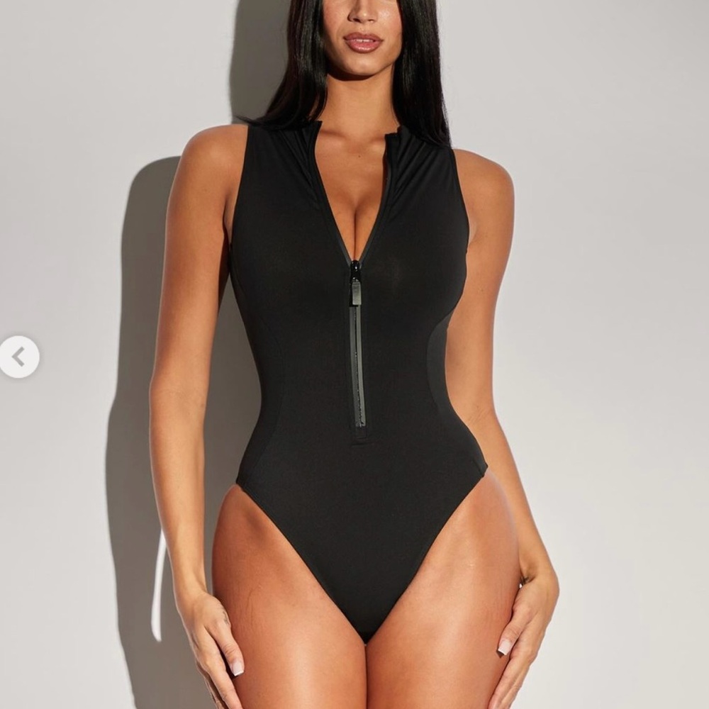 SOLD 💔 TA3 Sleeveless Surfy in Black Size Small Short Length